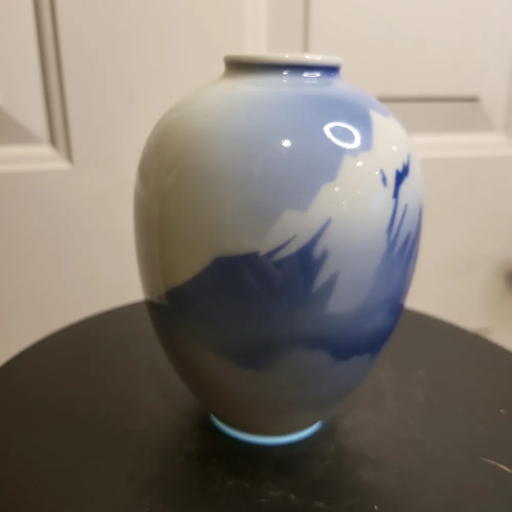Beautiful Blue and White Japanese Signed Porcelain Vase 5" - Picture 3 of 11